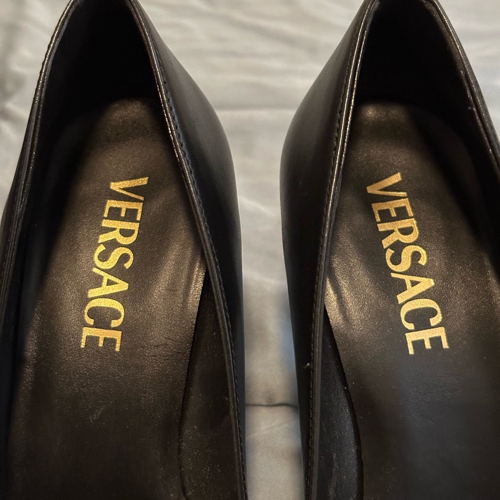 Versace Black Leather Pointed Toe Pumps with Medusa Medallions, size 36 - Picture 3 of 9